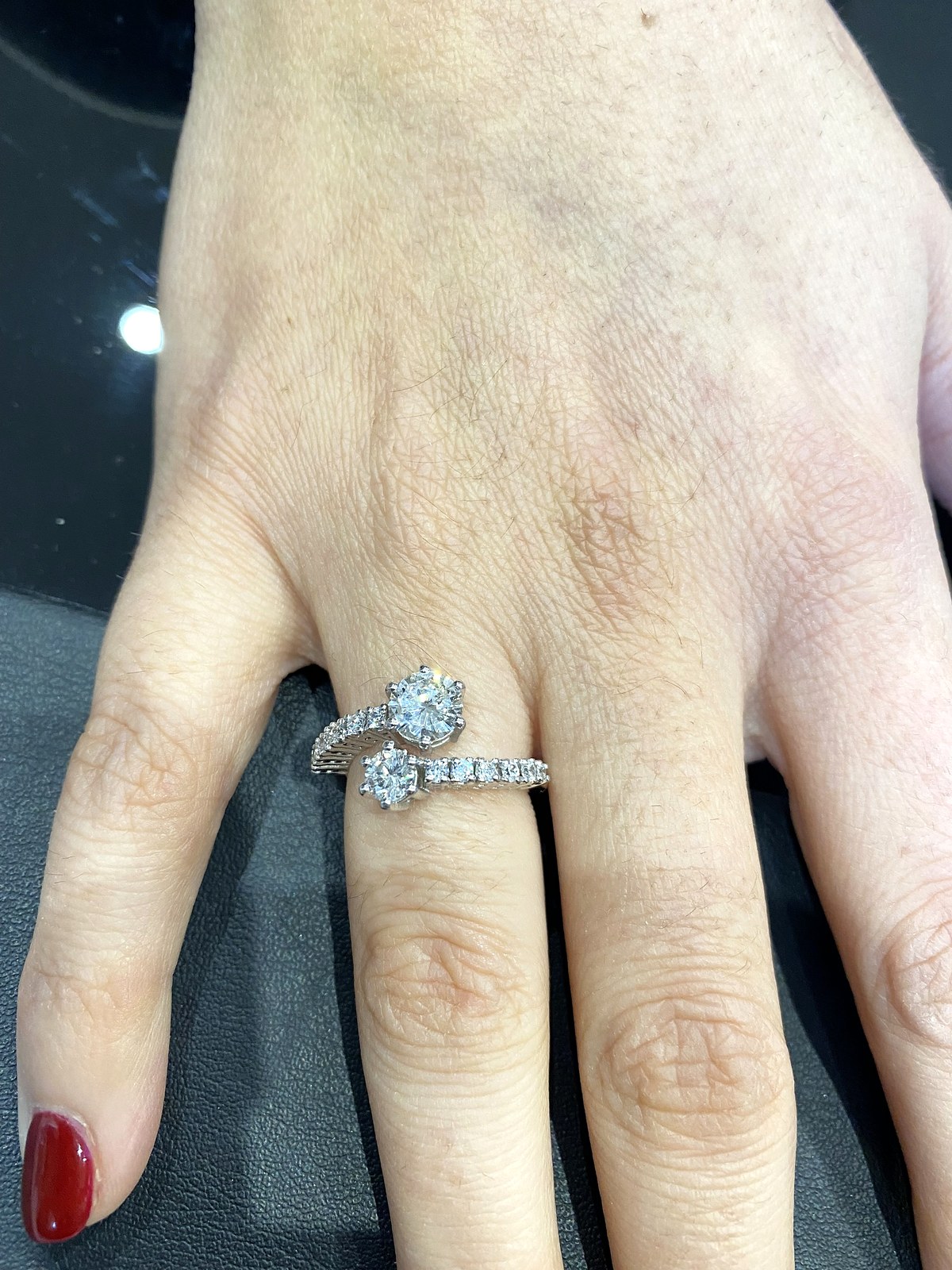 Anello contrarié con due diamanti e gambo pavé, indossato