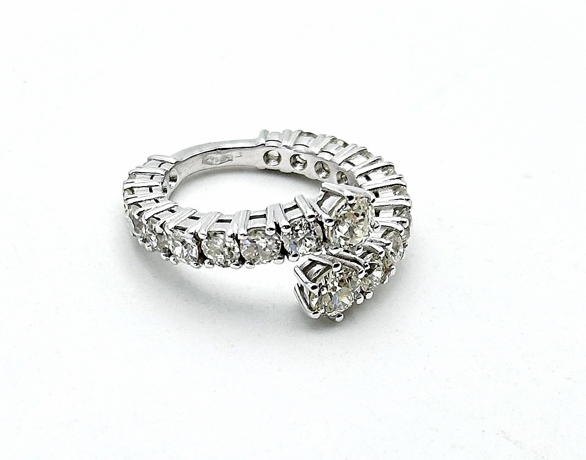 Anello contrarié in oro bianco con una fila di diamanti