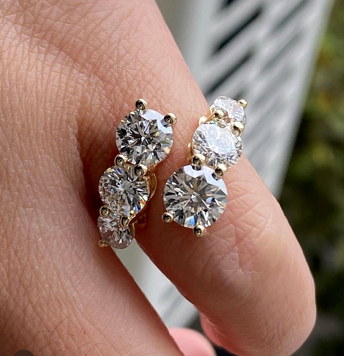 Anello toi et moi in oro giallo con due file di diamanti, indossato